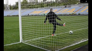 Болельщик забивает голы в ворота "Черноморца" прямо во время матча с МФК "Николаев"