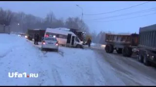 В Уфе маршрутка врезалась в КАМАЗ