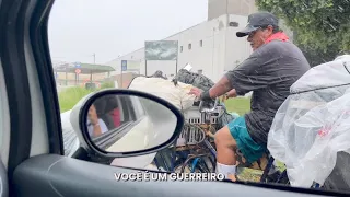 😳 Muita chuva 🌧️ a bicicleta pesada 🚲 📦 e ele não desistiu da luta 💪🏾.