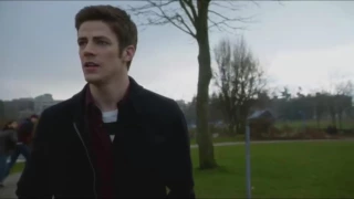 The Flash 1x15 | Barry runs back in time  while saving the city from the tsunami