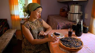 LONELY LIFE IN THE MOUNTAINS, PICKING BERRIES AND COOKING PIE