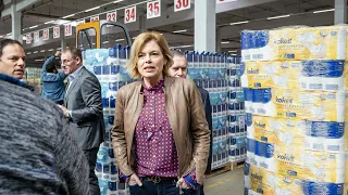 Klöckner besucht Logistiklager: "Es ist genug für alle da" | AFP
