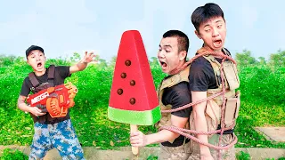 Battle Nerf War: Barman Make FRUIT ICE CREAM BATTLE & Blue Police Practice Nerf Guns Robbers Group