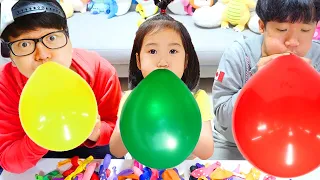 Boram fait de la boue avec des ballons colorés colorés.