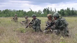 US soldiers and Filipino soldiers practice airfield security missions