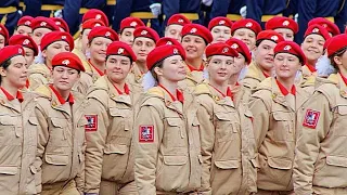 Юнармейцы прошли торжественным маршем на параде Победы-2024 по Красной площади в Москве.
