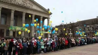 Сто кульок з листами до Небесної сотні запустили у небо тернопільські школярі