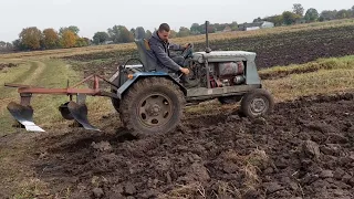 Важка, оранка стерні друг до помагає орать.