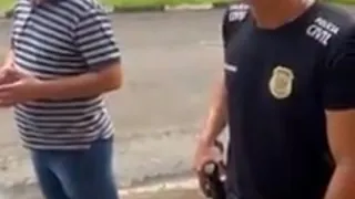 QUEM TÁ CERTO? CIDADÃO DISCUTE COM DELEGADO NA FRENTE DE SUA CASA