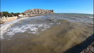 СУДАК. ШТОРМ НА МОРЕ. ЛЮДИ ЛЕЗУТ КУПАТЬСЯ