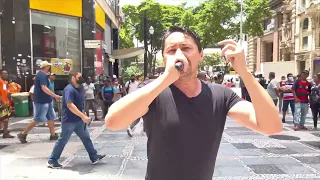 INCRÍVEL A VOZ DESSE CANTOR DE RUA CANTANDO ZEZÉ DE CAMARGO E DE ARREPIAR VEJA O QUE ELE FAZ