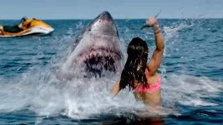 بنت تقف لوحدها تحارب قرش ضخم حبسهم في البحر ويريد افتراسهم | shark bait