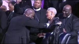 Bebe Winans Laying Hands On His Mother Mom Winans Praise Break 2017!