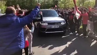 BURAK YILMAZ VE LİL. TARAFTARLARI UN GRAND BIENVENUE DES FANS DE LİLLE À BURAK YILMAZ AVANT LE MATCH