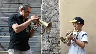 Paolo Fresu a fine concerto al Morlacchi per umbria jazz suona dietro al teatro con Leonardo