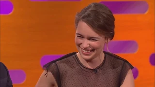 Emilia Clarke ha guardato le scene di nudo di GOT con i suoi genitori | SUB ITA