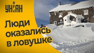 В Британии полсотни людей прожили три дня в пабе, засыпанным снегом