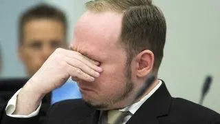 Breivik se emociona em julgamento