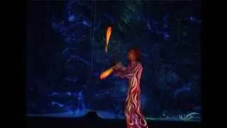 Жонглер в уф. Цирк Kresiva. juggler UV.