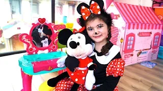 Öykü'ye Minnie Mouse Makyajı Yaptık Öykü pretend play witch costume & kids make up toys Minnie Mouse