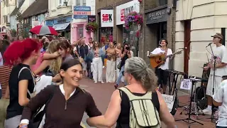 Only in Brighton! Busking turns into a Street Party at the SAMETIME!