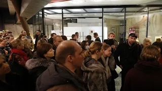 Москва-Алматы: заемщики штурмуют здания банков