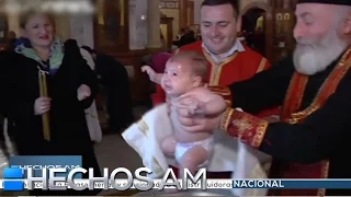 Ministro de Georgia bautiza de forma peculiar a bebés | 2 para llevar