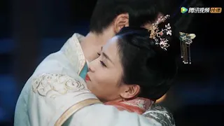 The prince is reluctant to be separated from the heroine, so he hugs the heroine and does not let go