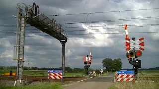 Spoorwegovergang Haren // Dutch railroad crossing