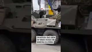 Em Kherson, civis sobem em tanques russos com bandeiras da Ucrânia