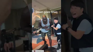 Zhang Weili punched Shaq on the gut! 😳