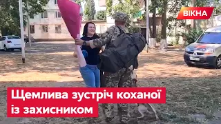 Зустріч зі сльозами на очах. Дружина дочекалась ПОВЕРНЕННЯ свого захисника