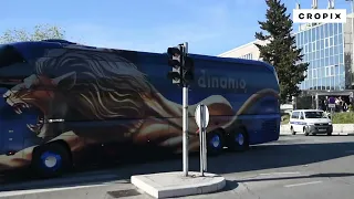 Autobus s igračima Dinama prolazi pored navijača Hajduka ispred stadiona Poljud