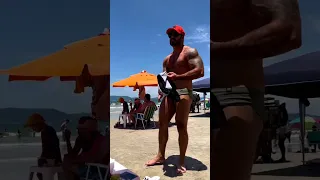 Gostoso do Twitter tirando o short na beira da praia com o Nokia tijolão dentro da sunga