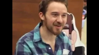 Видео наблюдение за Алексом Хиршем, создателем мультфильма "Gravity Falls" на Большом Фестивале.