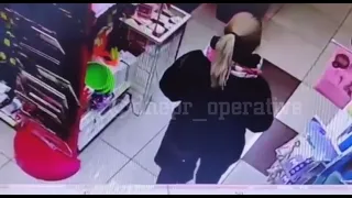 Ср, 28.04.2021 в магазине Sinsay, в ТРЦ “NEO PLAZA”, г. Днепр, воровка украла кошелёк.