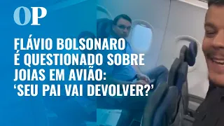 Flávio Bolsonaro é questionado sobre joias em avião: 'seu pai vai devolver?'