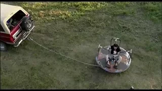 Чудаки - карусель + машина (jackass)