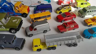 Brocante satisfaisante - Camions, bus et voitures sympathiques !