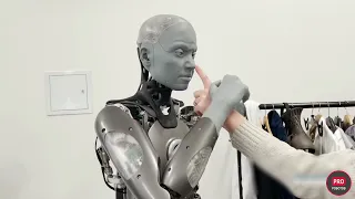 Реалистичный робот Амека c человеческой мимикой