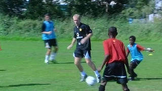 Paul Scholes Teaches 12 Year Old Danny Welbeck The 'Matthews' Skill In 2003