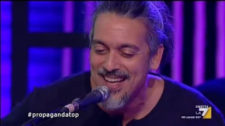 Propaganda live - Paola Celata cede la sua giacca a Diego Bianchi-Angelini Una Serenata a Stefania