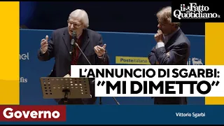 "Mi dimetto da sottosegretario": l'annuncio di Vittorio Sgarbi dal palco