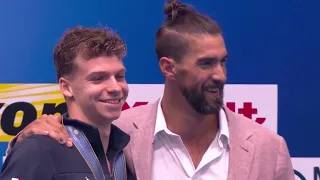 🤩American swimming legend Michael Phelps presents gold as Leon Marchand breaks his world record