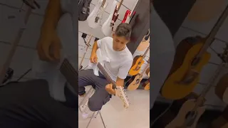 Vídeo do Renato Garcia *tocando guitarra*❣