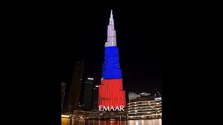 Самый высокий небоскреб в мире – дубайский Бурдж-Халифа в День России окрасился в цвета флага РФ