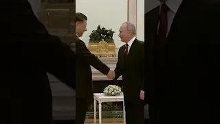 El saludo de Vladímir Putin y Xi Jinping en Moscú | EL PAÍS