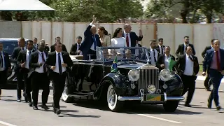 Desfile em carro aberto | AFP