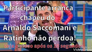 Participante arranca chapéu do Arnaldo Saccomani e Ratinho critica atitude. Dez ou Mil.