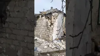 Попадание снаряда в частный дом в Лисичанске